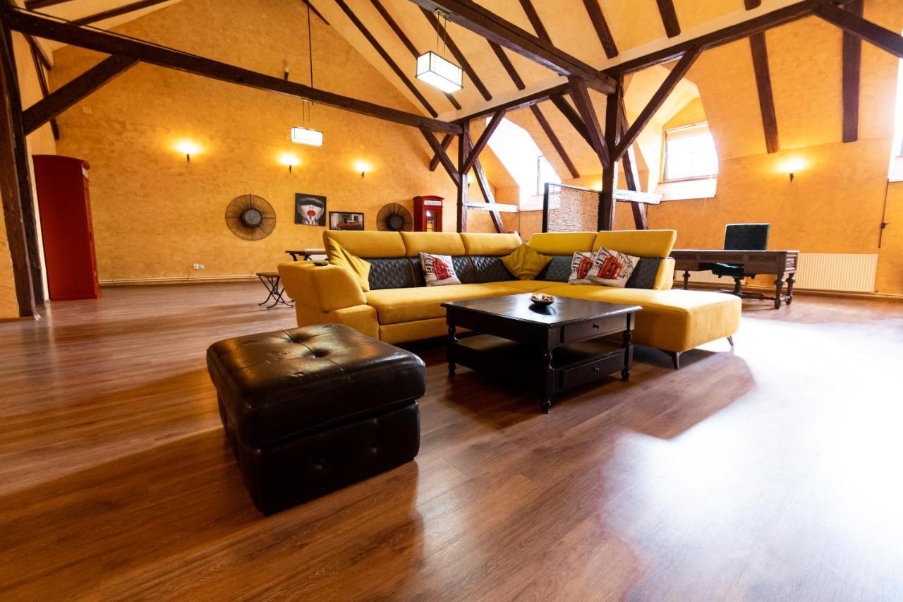 The Attic - Large Open-Space In The Old Town Of Brasov, Minutes Away From The Black Church ภายนอก รูปภาพ
